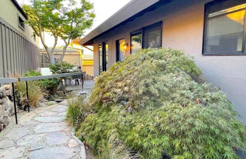 Luxury 3BR Hillside Retreat wAC Panoramic View - Photo 37