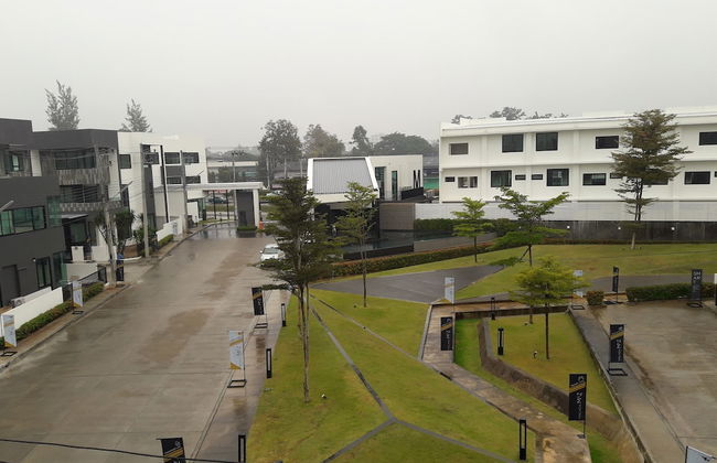 New Loft Modern Home - Photo 31