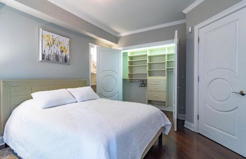 Luxurious Gold Coast 4BR 4-Story Villa with Parking Sleeps 12 Guests - Photo 25