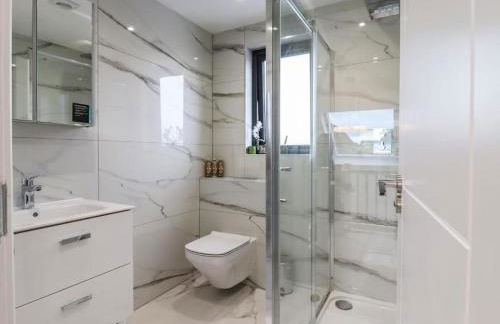 Homely 6 bed Cottage 30 mins to Heathrow, London, Legoland, Windsor Castle - Photo 59