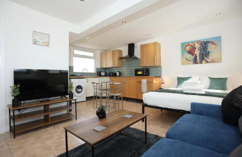 Comfortable Studio Apartment By N And N Stays Ltd, Peaceful Area Close to Cardiff Bay and Access Training Centre, Private Parking and Fast Wifi - Foto 4