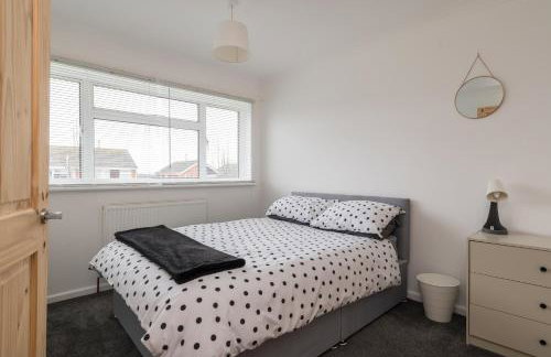 Spacious 3BR Home in Leighton Buzzard Parking Sleeps 5 Walk to Town & Train Near Rushmere Country Park & Leighton Buzzard Railway Perfect for Families & Work Stays - Foto 1