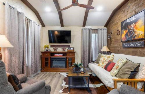 Stockyards 5 mins!-New!-Sleeps 8. Cowboy Bungalow - Foto 38