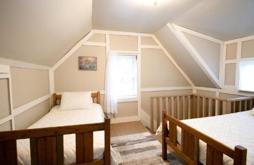 Downtown 2 Bedroom Cottage, Sleeps 6, Walking Distance to Honeywell, Downtown Restaurants, Shopping - Foto 28