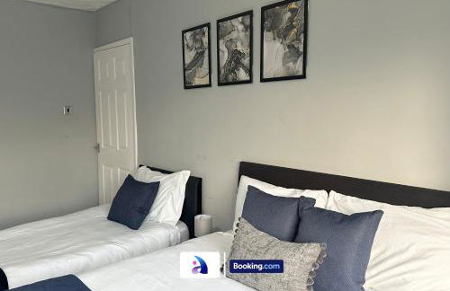 Spacious 3 BDR By Avalora Short Lets & Serviced Accommodation Queensway With Big Garden, Near Train Station, Airport & Large Driveway - Photo 10