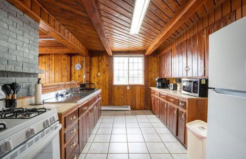 3BR Fife Lake Getaway with Fire Pit & Hot Tub - Foto 7