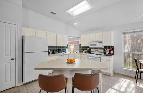 NEW! Stylish Home Arcade & Fireplace Sleeps 10 - Foto 8