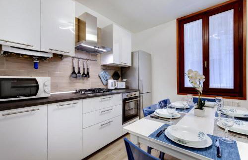 White Flowers with Canal View by Wonderful Italy - Foto 54