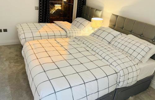 DESIGNER HOUSE - University of Glasgow / Central Glasgow 'Hillhead' West End G12 - Luxurious & Contemporary Detached House / Terrace / Garden / 'electric car charging' Garage Parking - Foto 22