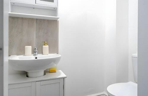 Stylish 3BR Derby Apartment - Sleeps 6, Central Location - Foto 39