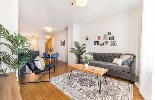 Center of DT walking distance to many venues - Foto 1