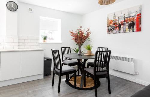 Waterfront 2 Bed Apartment - Free Parking & Wi-Fi - Foto 13