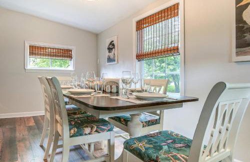 Walk to Town and River Charming Home in North East! - Foto 6