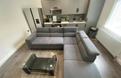 Luxury 3-Bed House-Jaquzzi Bath-Private Parking- suitable for contractors - Foto 13