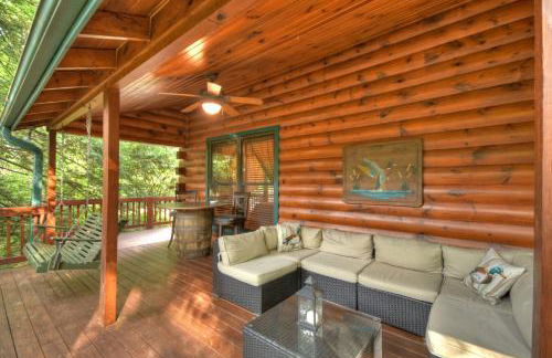 K6 Lodge Gather around the firepit soak in the hot tub and splash in the creek - Foto 28