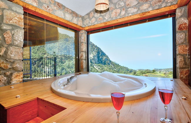 2 Bedroom Private Villa With Infinity Pool and Sea View - Photo 20