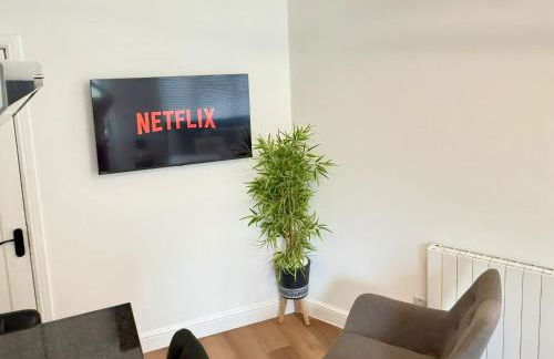 Newly Renovated Guesthouse with Free Parking - Photo 10