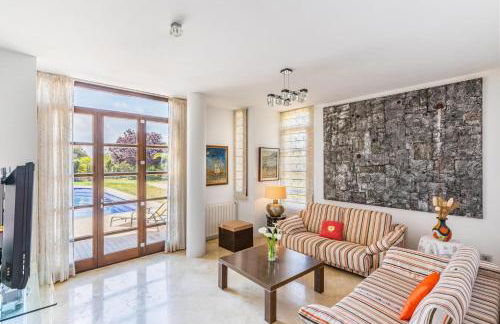 Villa de lujo con piscina, jacuzzi, jardín y terraza - Foto 11