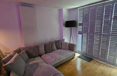 Executive E15 Apartment - Skyline Terrace & Free Private Parking - 5-min Walk to Abba Arena - Foto 45