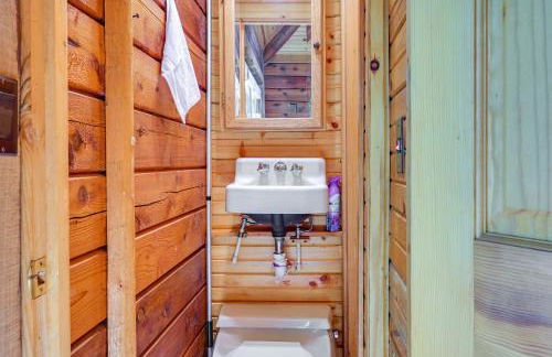 Magical Metamora Cottage with Fire Pit, Pond, Deck! - Foto 12