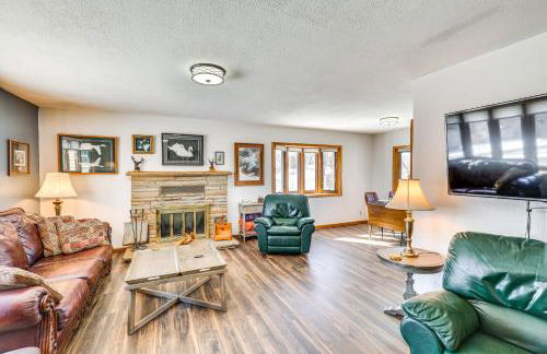 half Mi to Dtwn Pierre Family Home with Patio - Foto 1