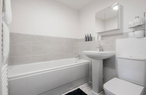 Cozy 2 Bed in Milton Keynes Free parking & WiFi - Photo 38