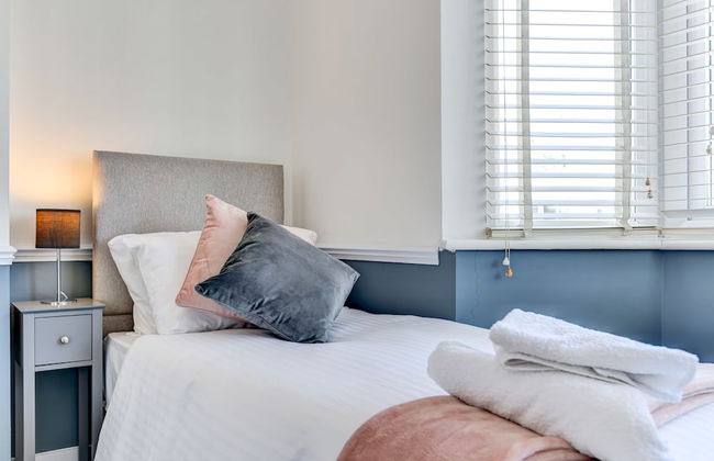 Beautiful 4 Bed House, 3 Minutes to Sea, Sleeps 8 - Foto 3