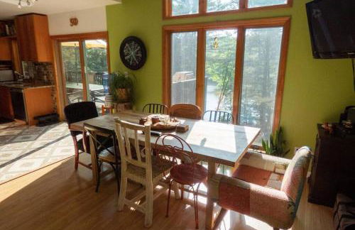 Whimsical Lakefront Chalet - Foto 11