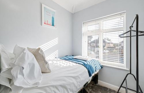 Stylishly decorated 3 bed house presented by Our Home Short Stays comfortable beds with crisp linen and plenty of outdoor space to enjoy - Foto 14