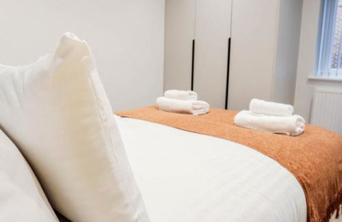 The Rye Retreat - 1BR Modern Design with Smart TV & Secure Underground Parking in Central High Wycombe HP13, Sleeps 3 - Foto 9