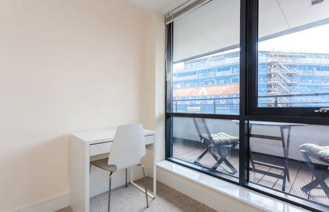 Vivid Apartment in Central London - Photo 4