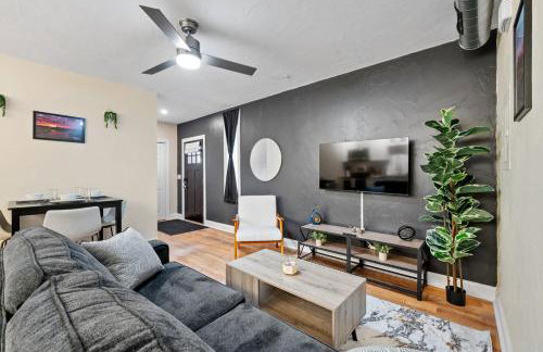 Upscale King Bed Suite ADA with Free Parking - Foto 28