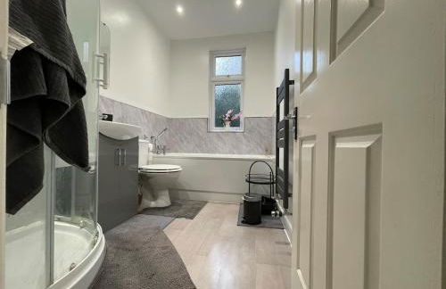 Spacious Flat! Sleeps 7, Pet Friendly and Parking - Photo 26