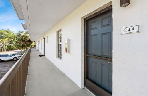 Corner Unit With Lake and Fountain Views - Foto 8