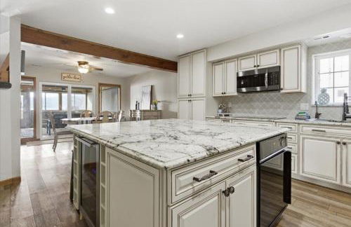 Lakefront Home w/ Private Dock, Slip, Kayaks & Paddleboards at the 7mm - Foto 3