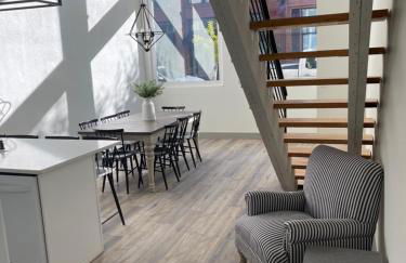 Main Street Farmhouse City Retreat by Hollyhock - Foto 10