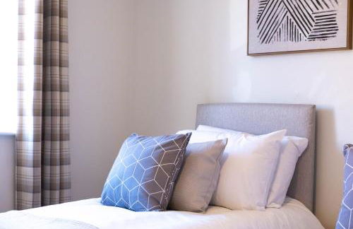 Beautiful and comfortable home away from home with free parking, fast wifi and white crisp hotel standard linen hosted by Our Home Short Stays - Photo 21