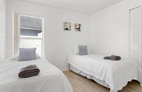 Amazing Pool Spacious 3BR House near Disney - Photo 18