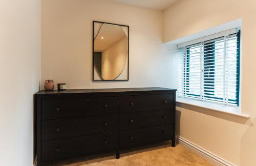 Wych Cottage, Striking 2 Bed, Parking, King Bed, First Floor Flat - Foto 9