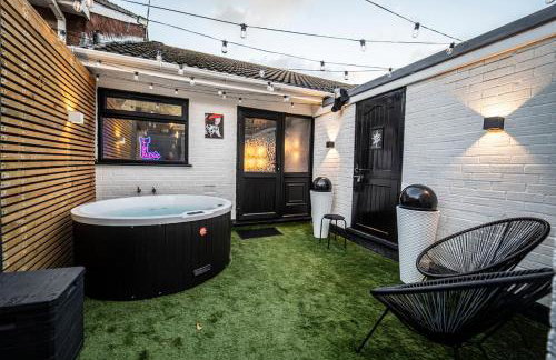 Play Queen - A Playful Unique Hot Tub Retreat - Foto 12