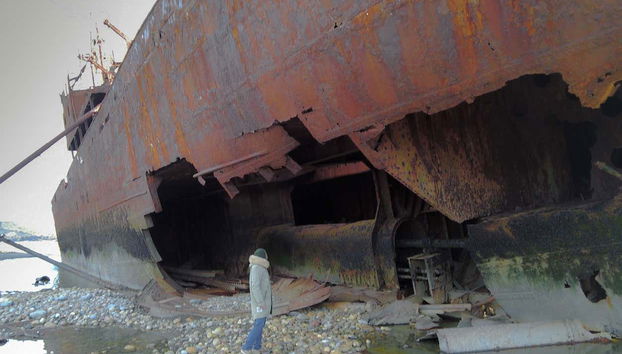 Contemplando il misterioso relitto