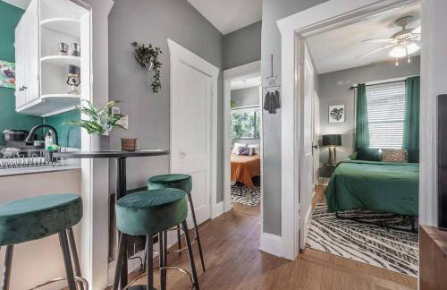 Jungle Themed Apt. Close to Coffee, Food + Shops! - Foto 14