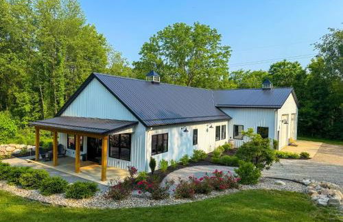 Luxury Barndo with Hot Tub, Indoor Sports Court, Private Acreage, and Near Notre Dame - Foto 1