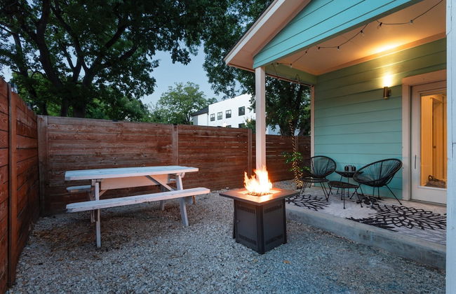 Upstay - East Austin Home w Yard Games Fire Pit - Photo 2