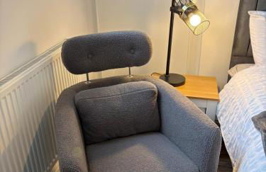 Stylish Studio flat 5, ensuite, kitchenette, Parking, Wifi,Smart TV,Nr Sandwell and Metropolitan Hospital - Foto 8