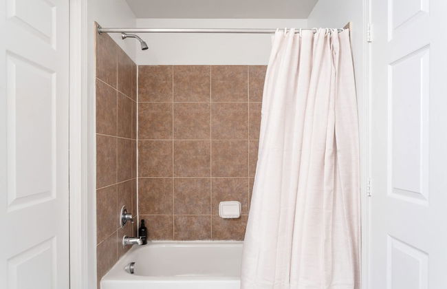 Modern Condo With Pool, Gym, Workspaces & BBQ - Foto 22