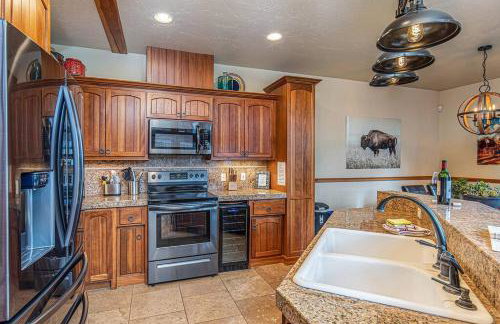HotTub-Elkpoint-True Ski In Ski Out Family &Pet Friendly - Photo 10