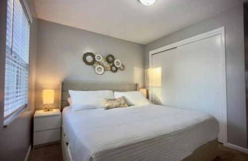 Luxury 4BR Getaway with Heated Pool & Cozy Vibes! - Foto 28