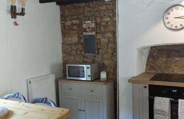 Period Thatched Cottage Towcester - Photo 13