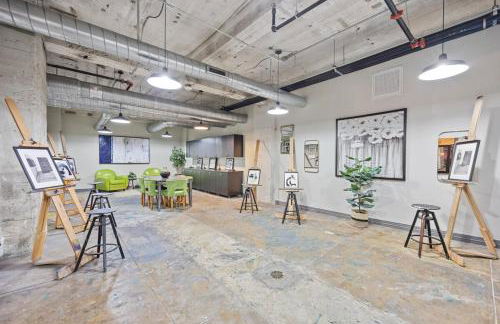 Beautiful Downtown Apartment with Parking, Laundry, & Pool - Photo 36